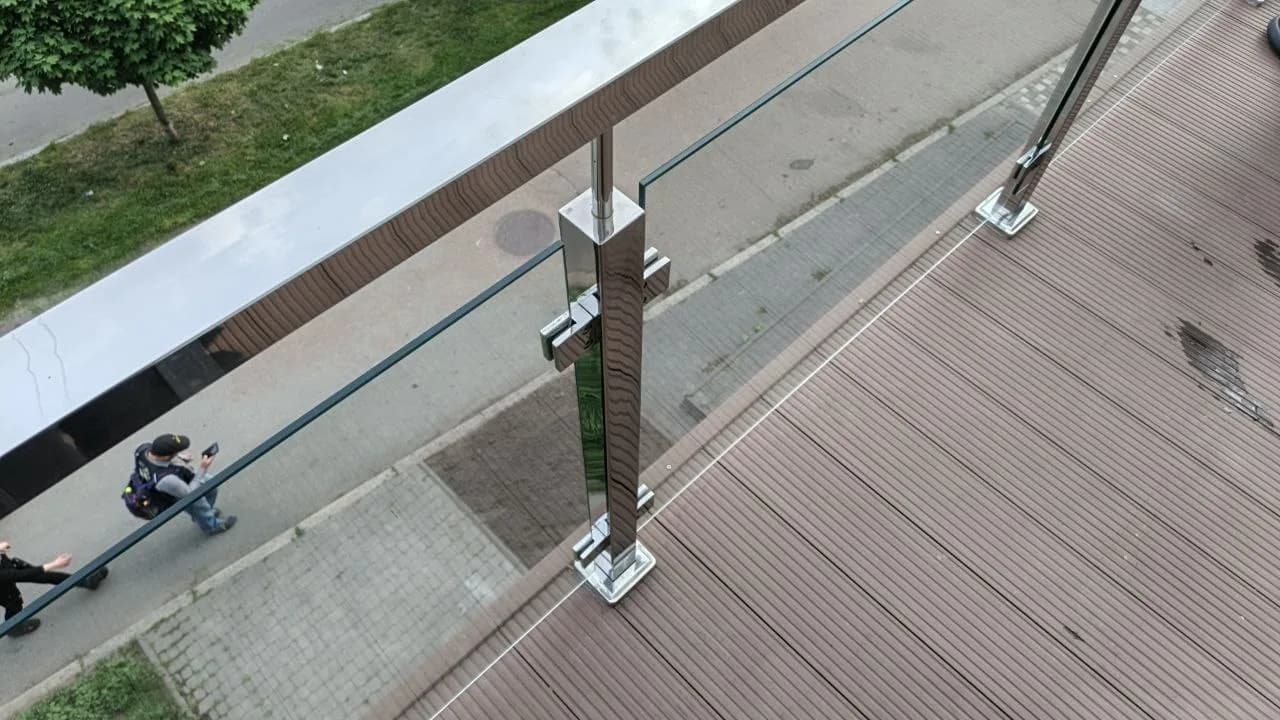 Балконные перила из нержавейки со стеклянным заполнением